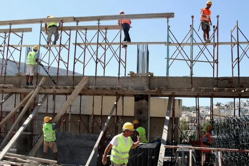 Κενά συντονισμού και εποτπείας στα δημόσια έργα ενδέχεται να αυξήσουν το κόστος μέχρι το 2028