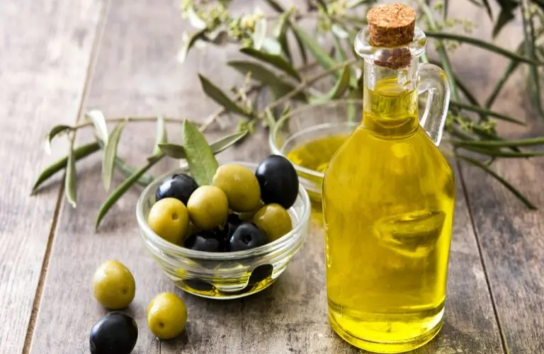Ελαιόλαδο: Γιατί η μείωση της τιμής στο χωράφι δεν περνά στο ράφι