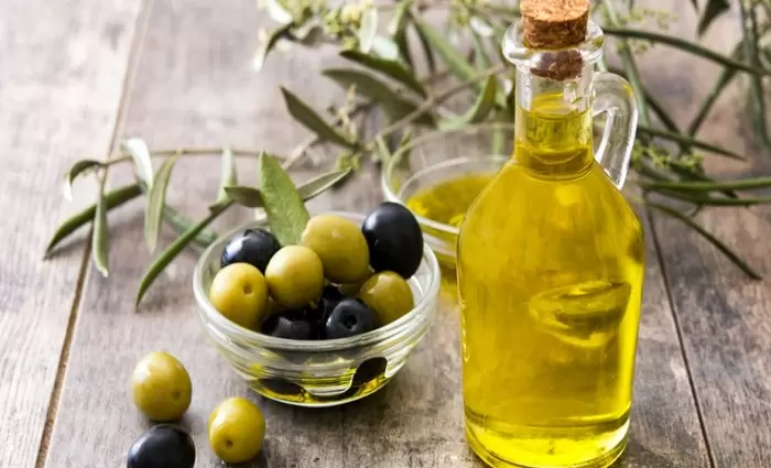 Ελαιόλαδο: Γιατί η μείωση της τιμής στο χωράφι δεν περνά στο ράφι
