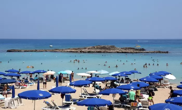 «Πράσινο» για ακριβότερες ξαπλώστρες και ομπρέλες στις παραλίες –  Δημοσιεύτηκαν οι αυξήσεις