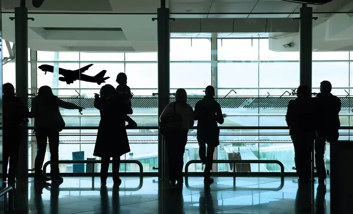 Πόσο πρέπει να μας ανησυχεί η σημαντική μείωση στις τουριστικές αφίξεις;
