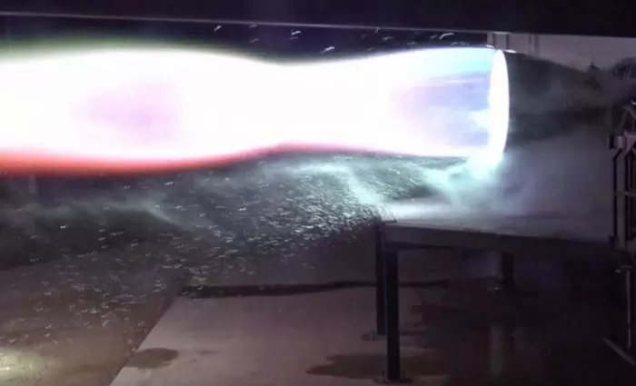 Πέρα από το φεγγάρι θέλει να στείλει την ανθρωπότητα ο Έλον Μασκ (vid)