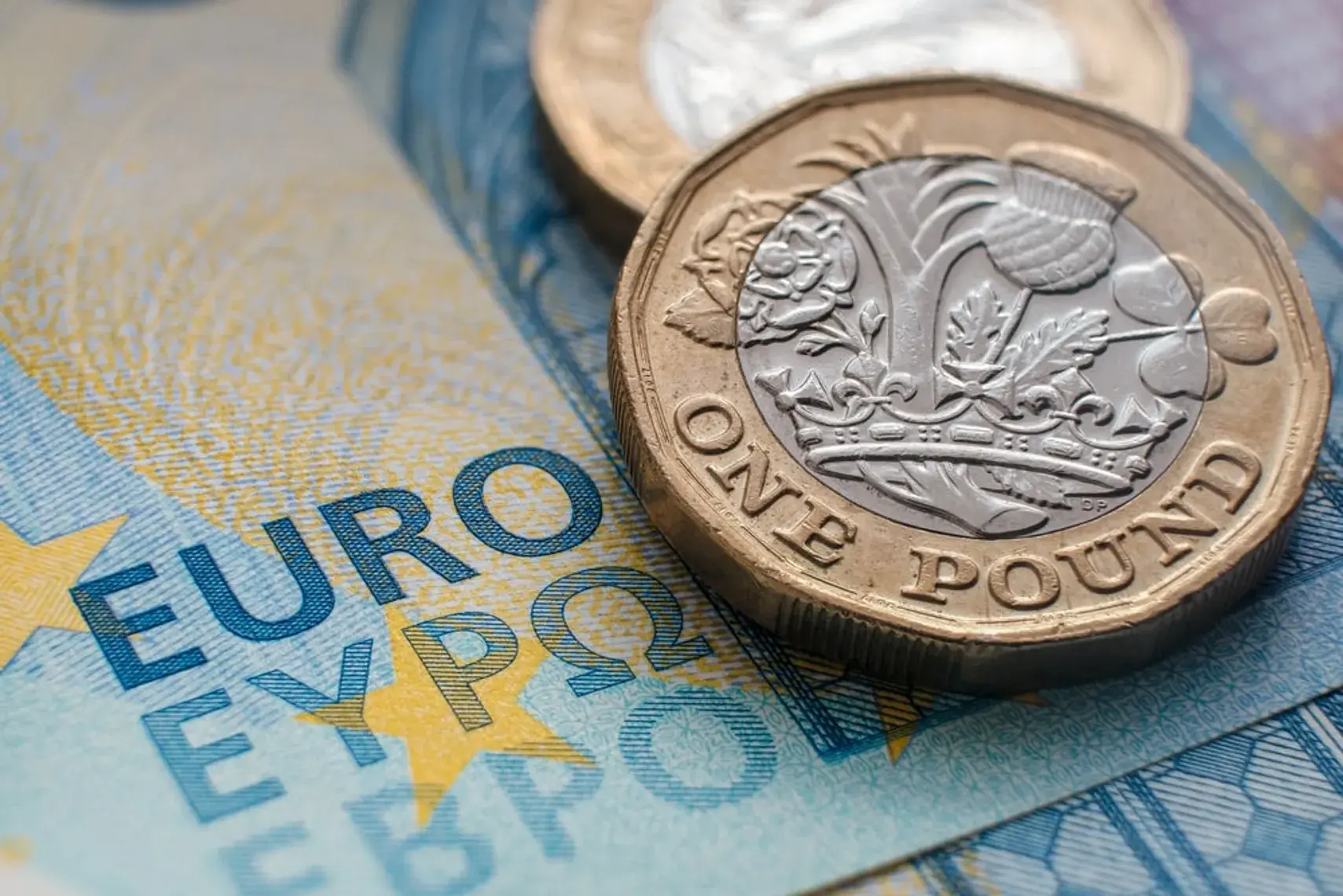 Στερλίνα: Οι εκτιμήσεις των Goldman και Nomura για την ισοτιμία με το ευρώ