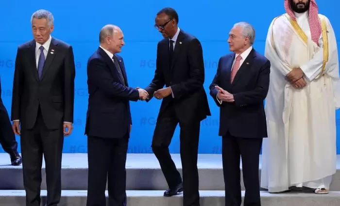 Ο πρίγκιπας της Σ.Αραβίας παραγκωνίστηκε στην οικογενειακή φωτογραφία της G20 