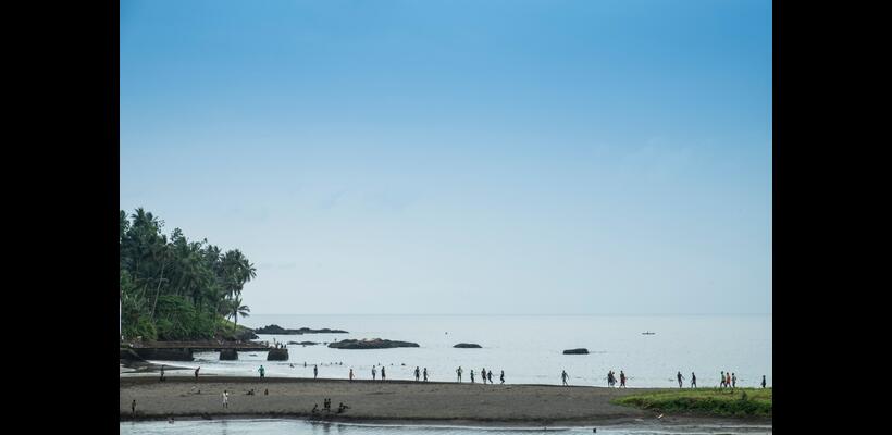 Ποιος είναι ο Νοτιοαφρικανός billionaire που πληρώνει κατοίκους για να σώσουν το νησί τους