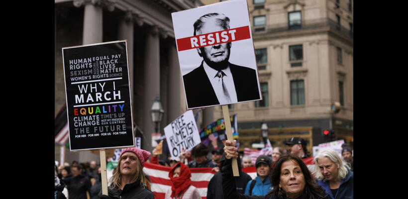 Βγήκαν στους δρόμους οι Αμερικανοί κατά των πολιτικών του Τραμπ και του Μασκ