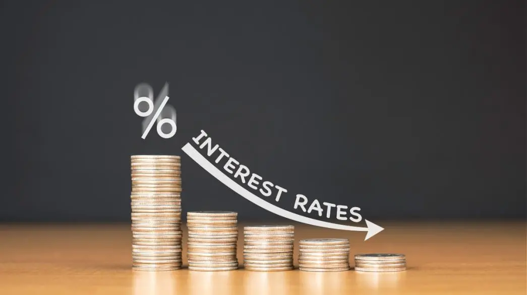 Fitch: Σχεδόν όλες οι κεντρικές τράπεζες θα μειώσουν τα επιτόκια το 2024