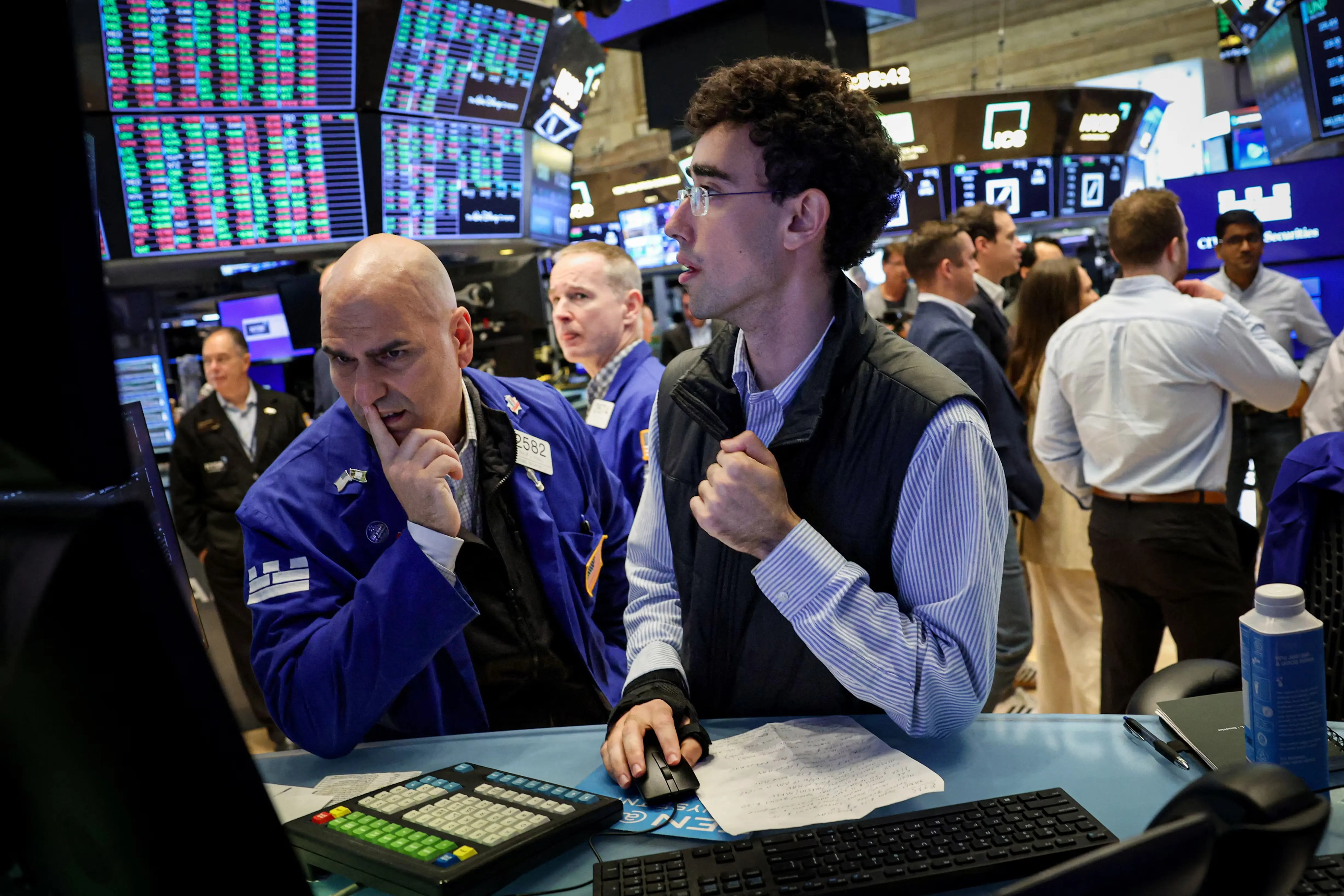 Wall Street: Διατηρείται στα επίπεδα ρεκόρ με λιανικές πωλήσεις και επιτόκια στο προσκήνιο