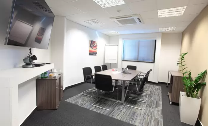 Regus: Ενοικιάζει επαγγελματικά γραφεία με την ώρα