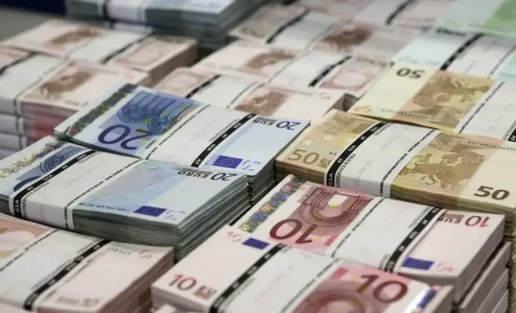 Οι Κεντρικές Τράπεζες ρίχνουν ζεστό χρήμα στην αγορά