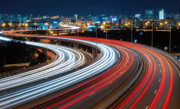 Ευρώπη: Γιατί κάποιες πόλεις βάζουν κόκκινο φωτισμό στους δρόμους