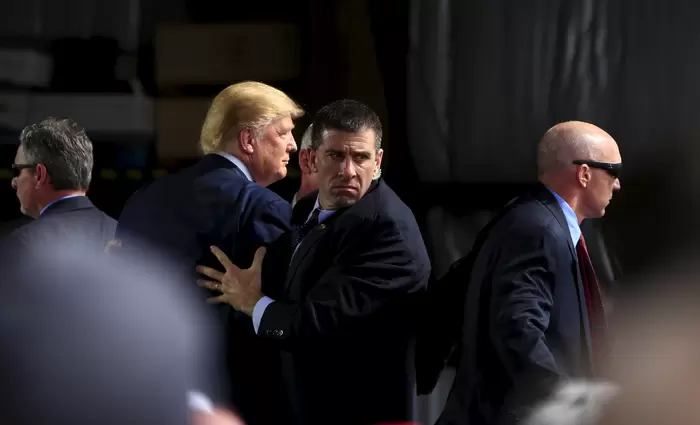 ΗΠΑ: Συνελήφθη Κινέζα γεμάτη κακόβουλο λογισμικό πλησίον του Τραμπ