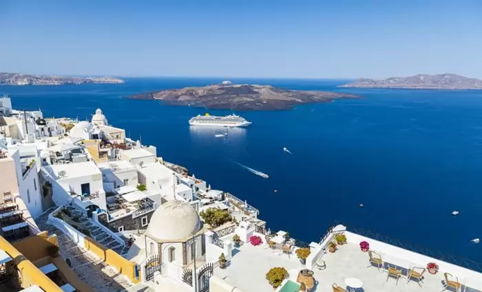 Σαντορίνη: Βουτιά 34% στις αεροπορικές αφίξεις τον Απρίλιο