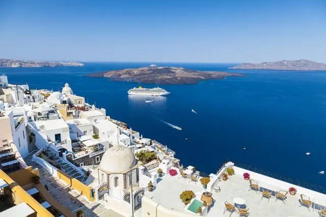 Σαντορίνη: Βουτιά 34% στις αεροπορικές αφίξεις τον Απρίλιο