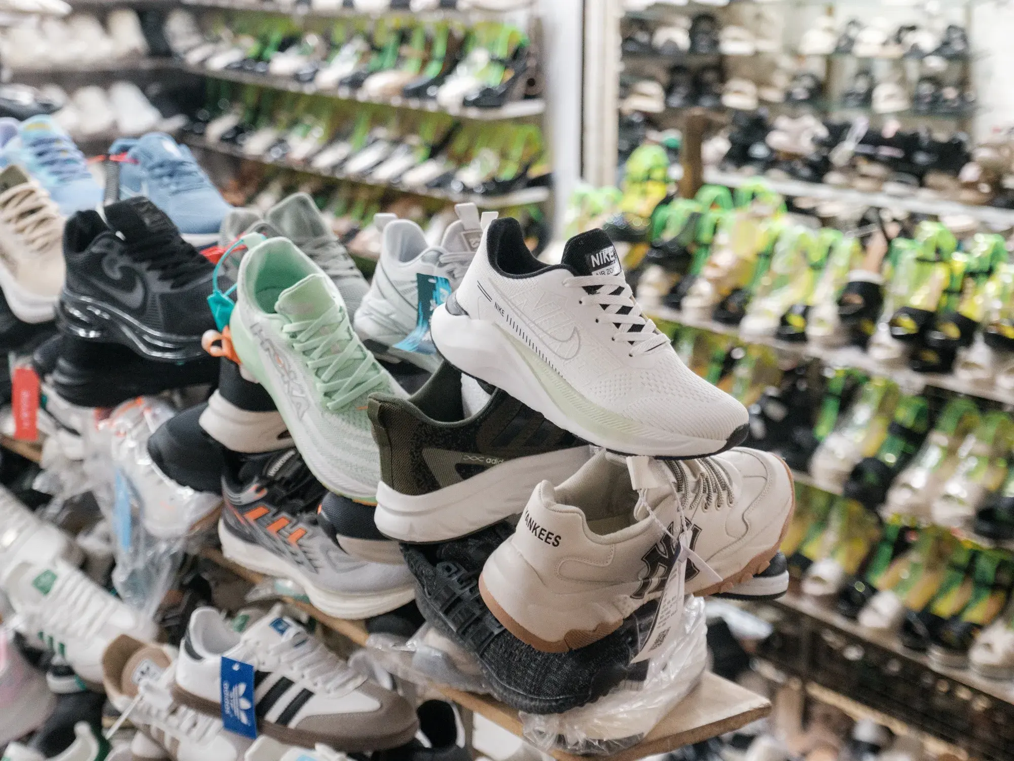 Nike, Adidas και Puma ζητούν εξαίρεση των παπουτσιών από τους δασμούς