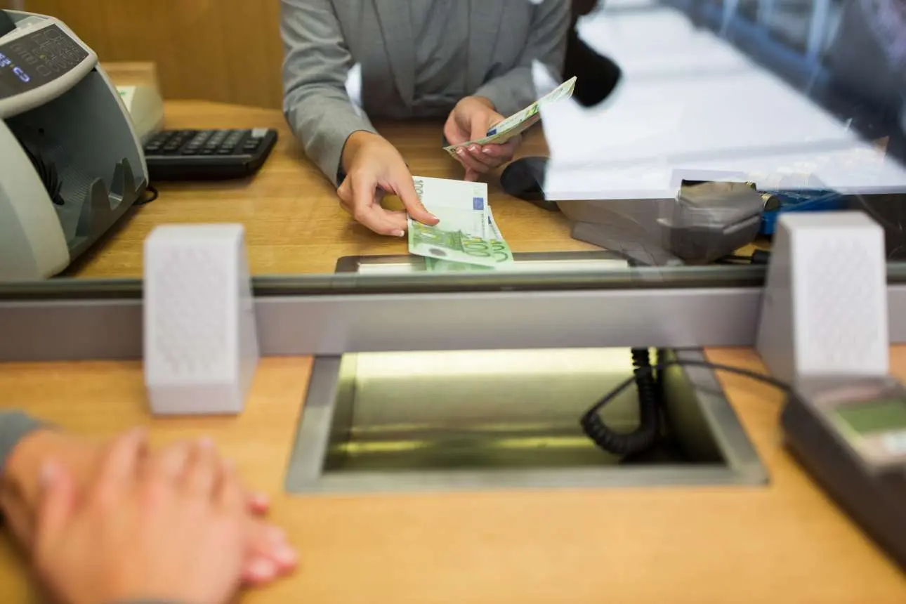 Το κράτος βάζει όρια στις χρεώσεις των τραπεζών