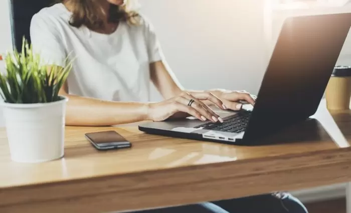 Έρευνα: Μειωμένο burnout με την υβριδική εργασία