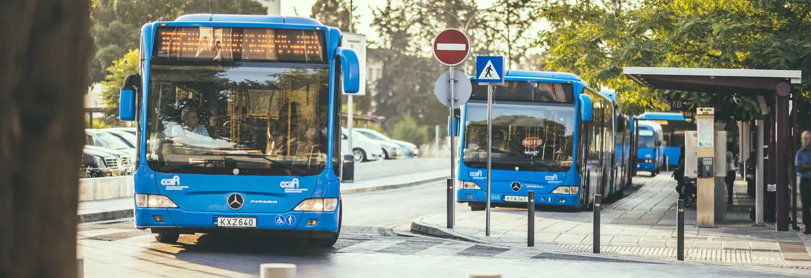 Έξω από την προσωρινή Βουλή διαμαρτύρονται οι εταιρείες λεωφορείων