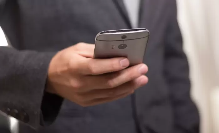 Πώς τα smartphones «καίνε» πολιτικούς και δημόσια πρόσωπα