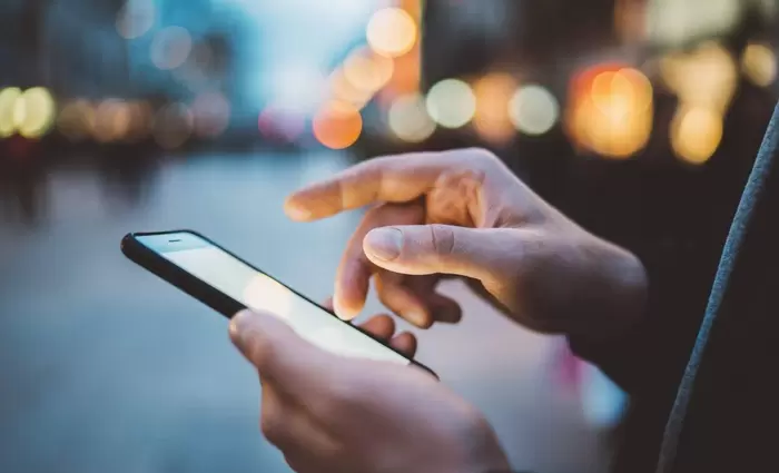 Πώς εκμεταλλεύονται τα smartphones για να παρακολουθούν τους πολίτες