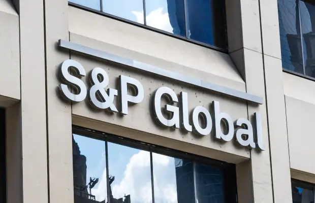 Ο S&P αναβάθμισε σε θετικές τις προοπτικές της Ελλάδας
