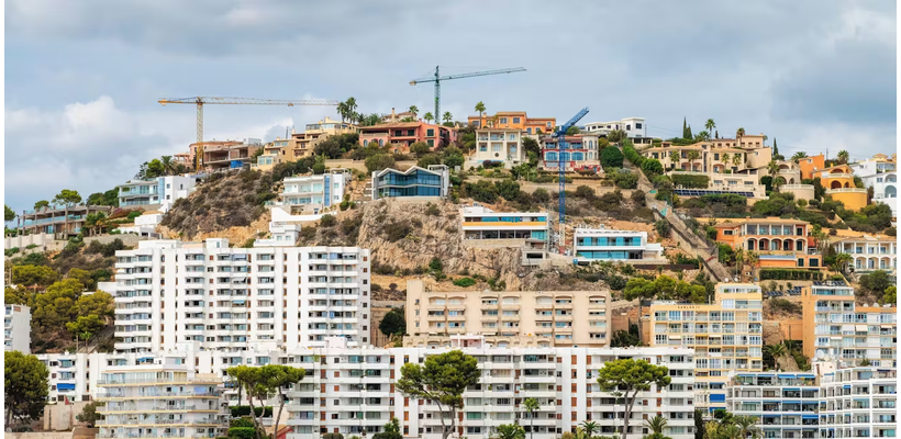 Οι διαφορετικές προσεγγίσεις της στεγαστικής κρίσης από Βαρκελώνη και Μαδρίτη