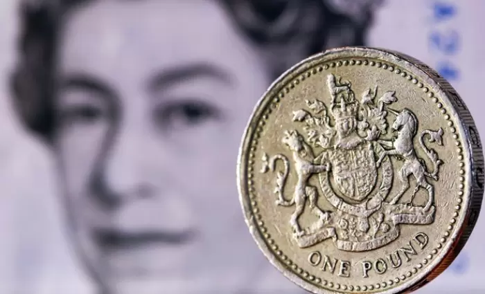 Η στερλίνα παρέμενε κοντά σε χαμηλό μίας εβδομάδας