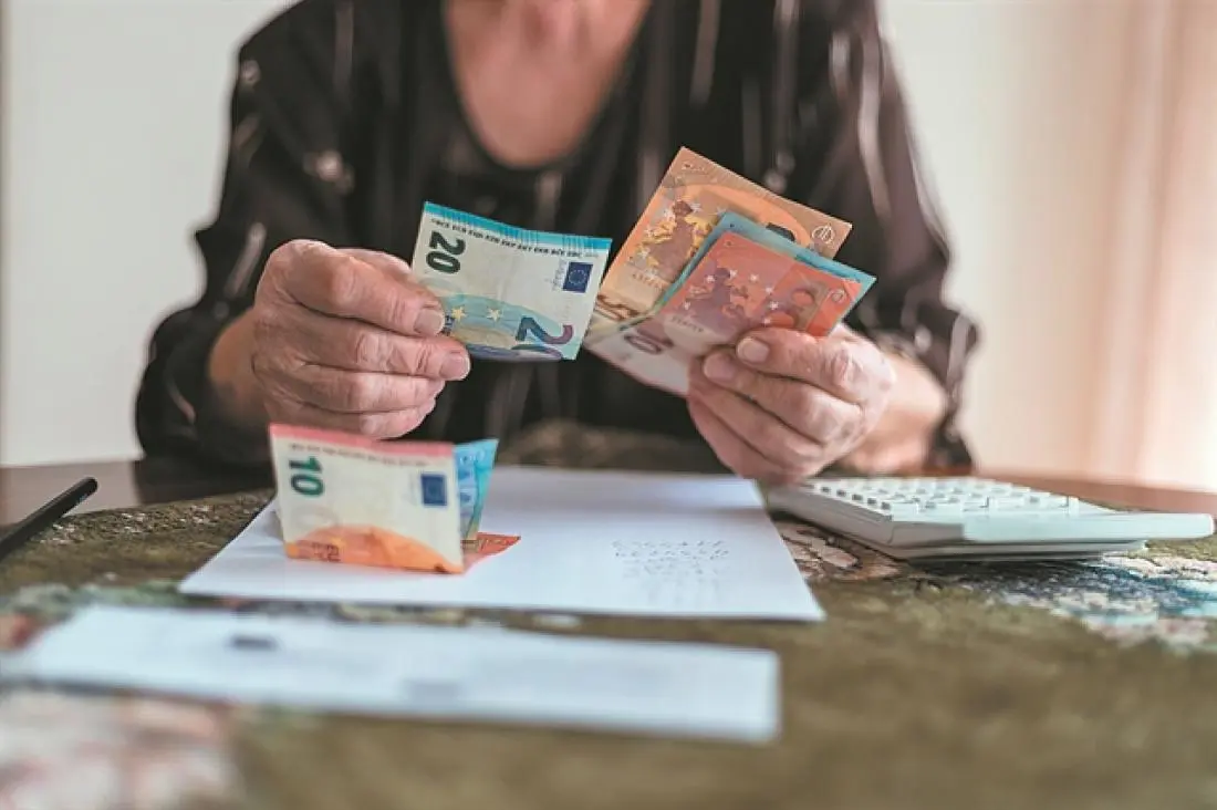 Πότε πληρώνονται οι συντάξεις και τα επιδόματα Χριστουγέννων (ημερομηνίες)