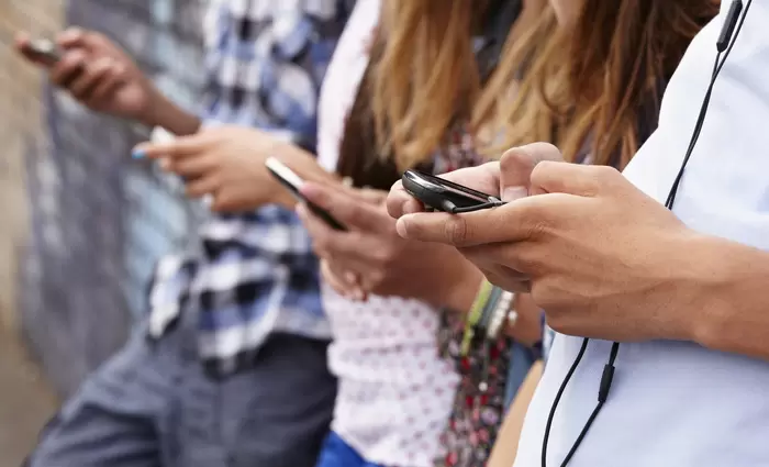 Έρευνα: Τελικά τα social media επηρεάζουν την ευτυχία των νέων;