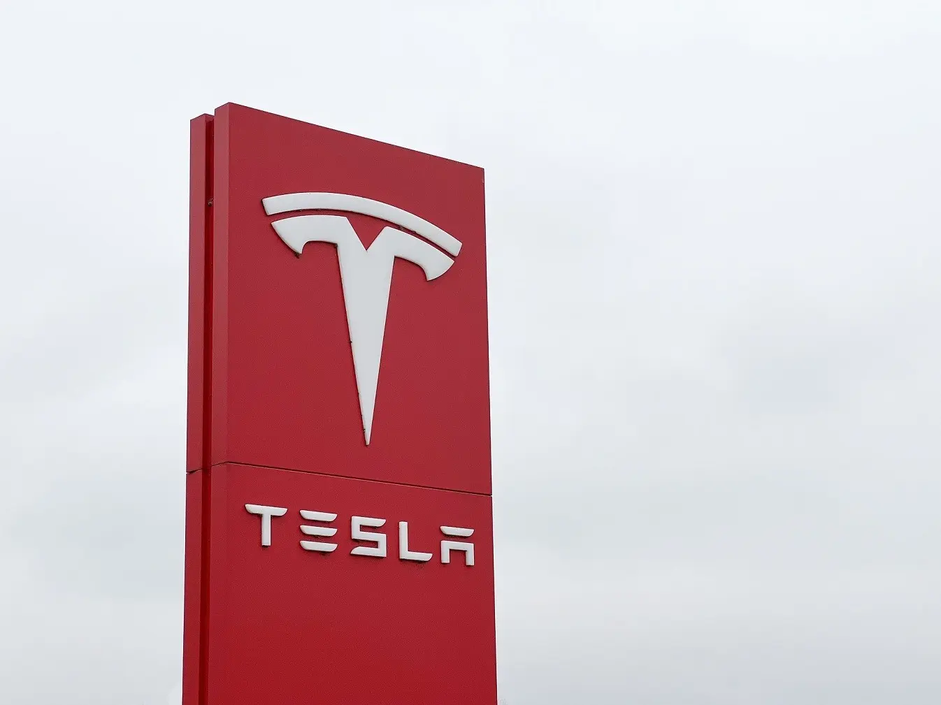 Tesla: Νέα πτώση για τις πωλήσεις στην Κίνα – Κερδίζει έδαφος η BYD (γράφημα)