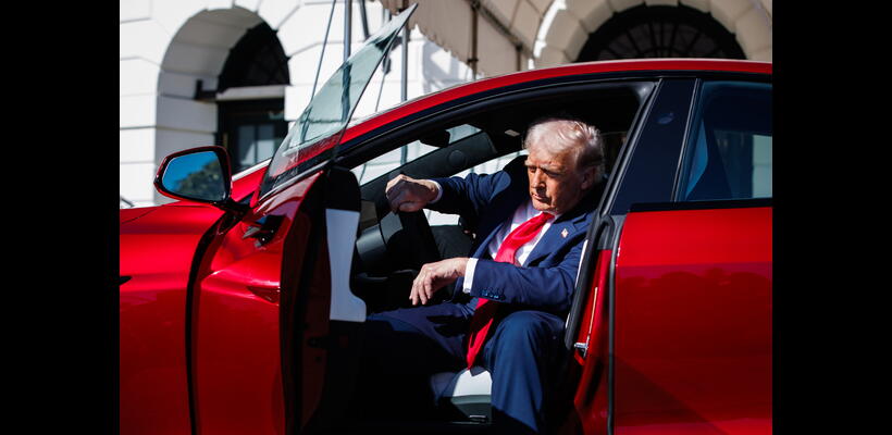 Ο Τραμπ μπήκε σε Tesla για να στηρίξει τον Μασκ και την εταιρεία του