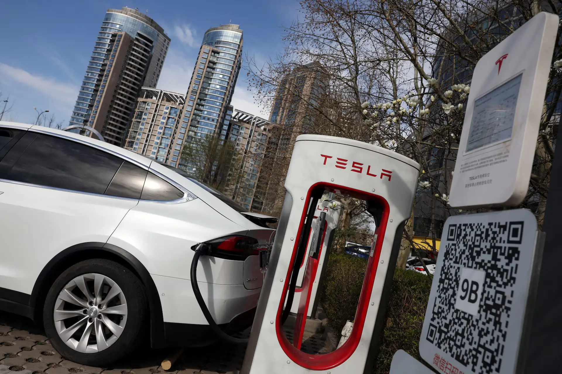 Φρένο στις πωλήσεις Tesla παρά την ευφορία Μασκ για την αυτόνομη οδήγηση