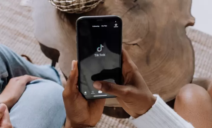 Αυτός είναι ο δημιουργός του TikTok που «αποκωδικοποίησε» τη νεολαία