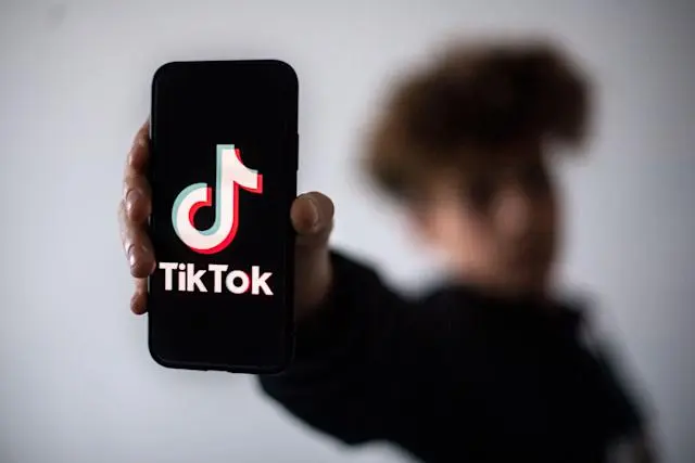 Κατατέθηκε η πρώτη ομαδική αγωγή κατά του TikTok - Γιατί κατηγορείται