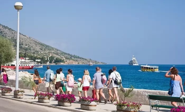 Μαγιό μόνο στην παραλία: Αυξάνονται τα πρόστιμα σε τουριστικές πόλεις της Ευρώπης