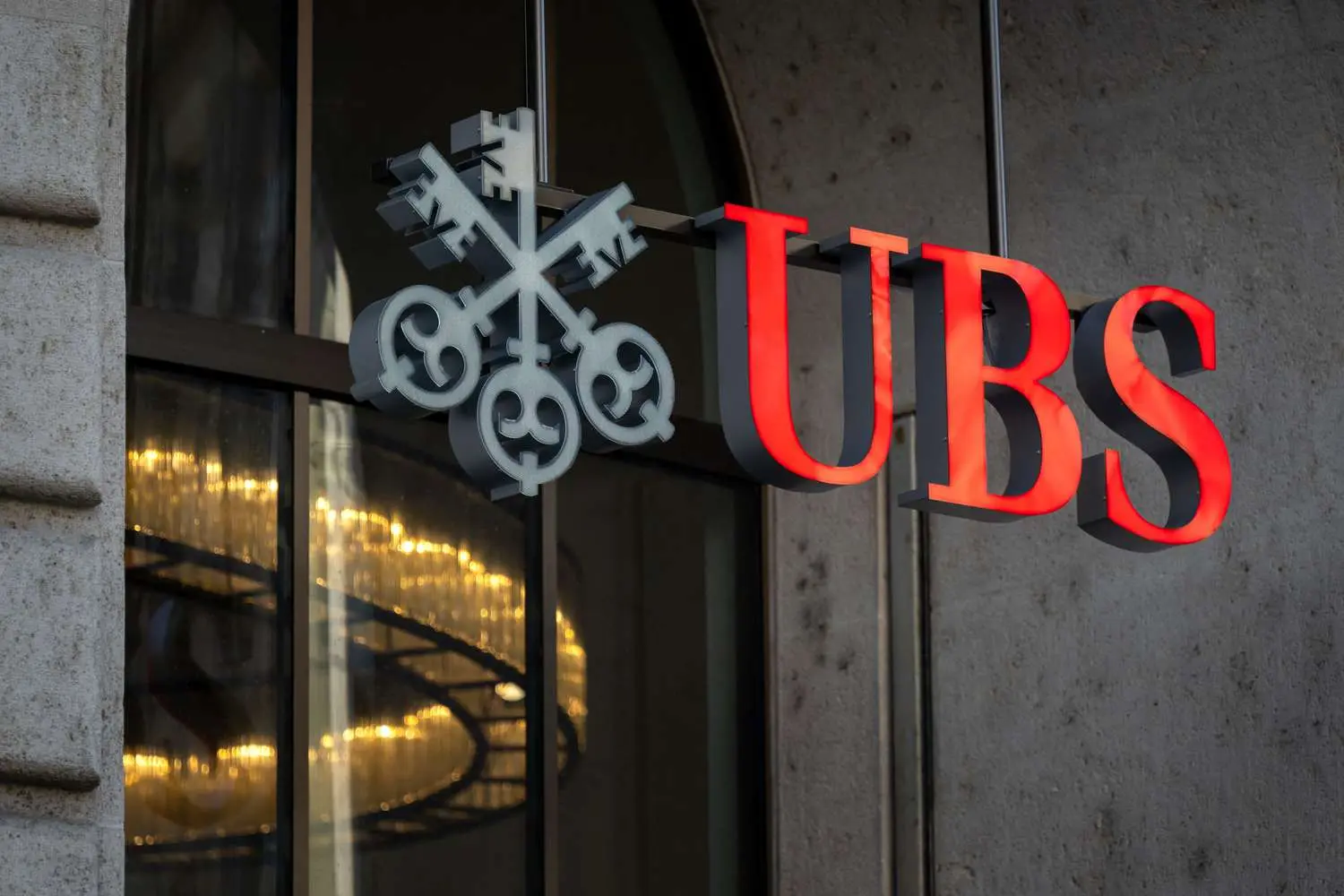 Η UBS βάζει φρένο στις πωλήσεις σύνθετων νομισματικών προϊόντων