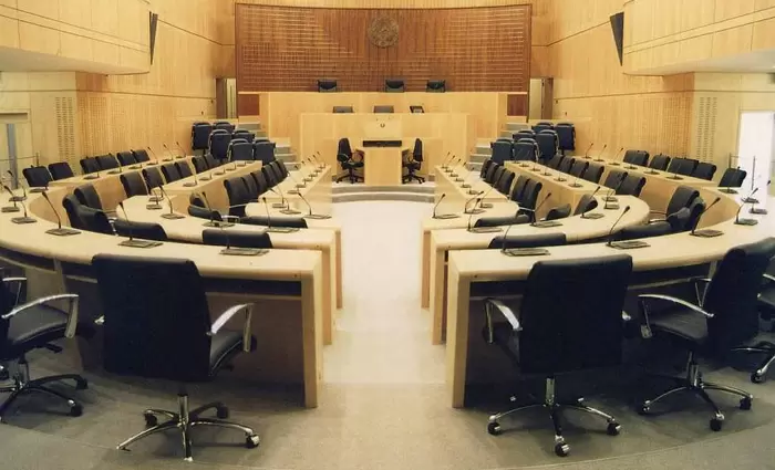 Απορρίφθηκε η πρόταση για έκτακτο φόρο στις τράπεζες λόγω ισοψηφίας