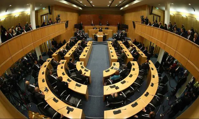 Μπορούν οι βουλευτές με ΜΕΔ να ψηφίζουν σχετικές νομοθεσίες;