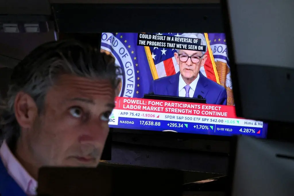 Οι traders αυξάνουν τα στοιχήματα υπέρ της μείωσης των επιτοκίων από τη Fed
