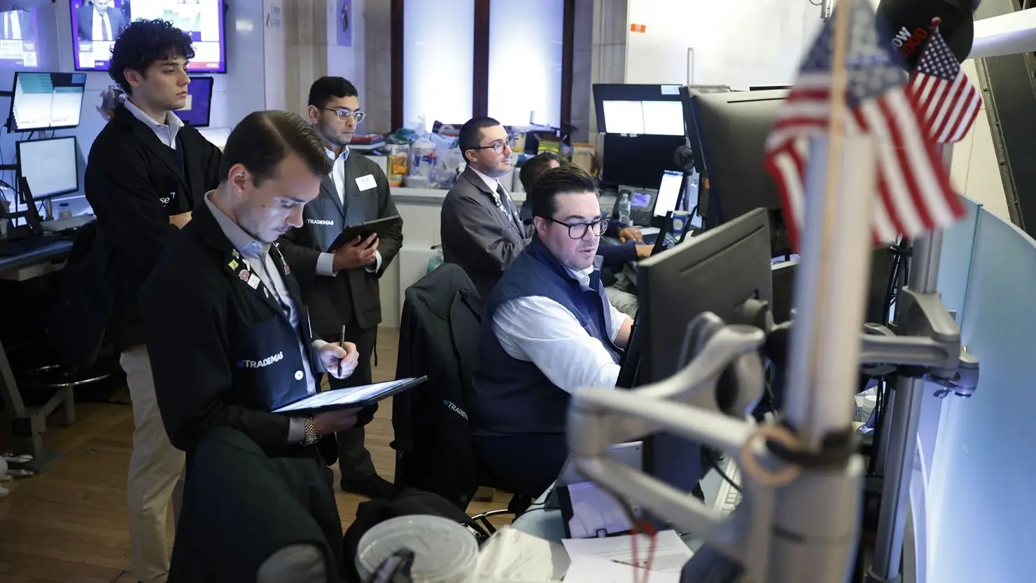 Wall Street: Ανοδικό ξέσπασμα με τριπλό ρεκόρ στους δείκτες – Πάνω από τις 46.000 ο Dow