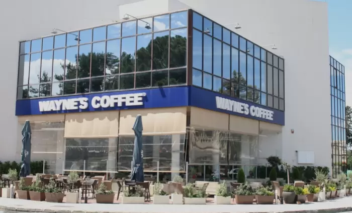 Στο σφυρί το κτήριο που στεγάζεται το Wayne's Coffee