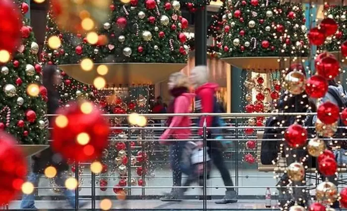 Ζητούν να πληρωθούν νωρίτερα για τα Χριστουγεννιάτικα ψώνια τους