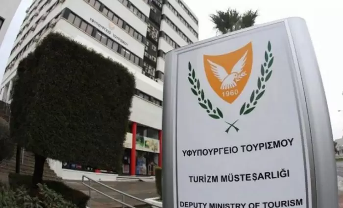 Υφ. Τουρισμού: «Παγωμένες» οι κρατήσεις στην Κύπρο