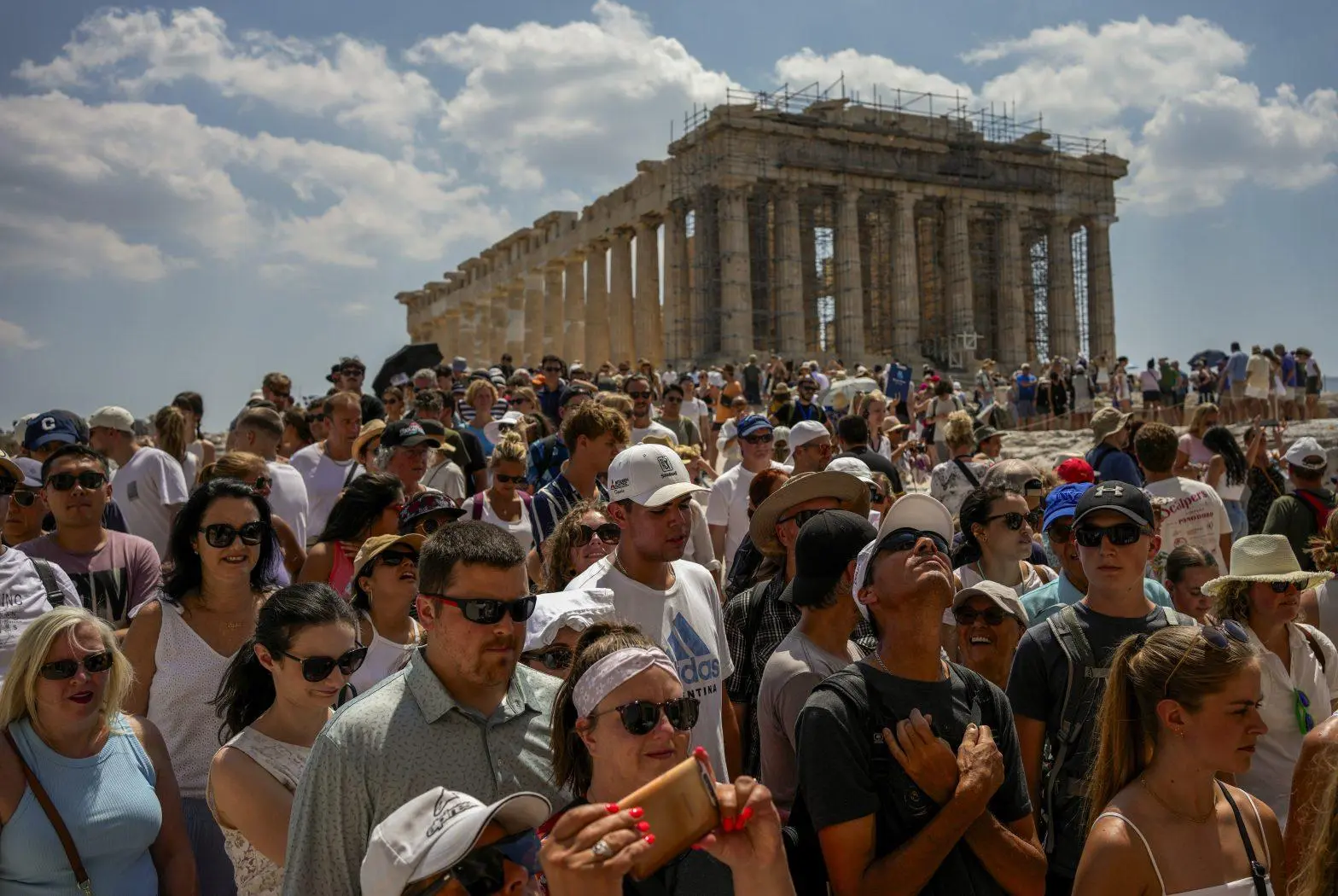 Το τέρας του υπερτουρισμού: Μετατρέπει πόλεις και νησιά σε «κόλαση»