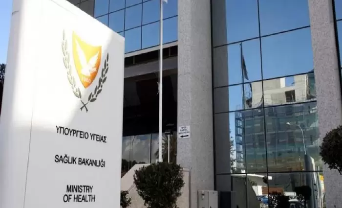 Αναθεωρεί τις οδηγίες προς ταξιδιώτες το Υπουργείο Υγείας