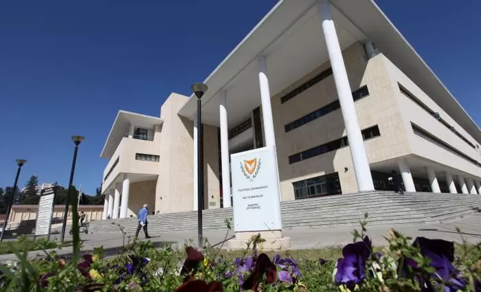 Πρόωρη αποπληρωμή χρεών και νέα έξοδος στις αγορές