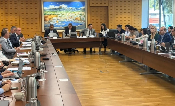 Κρατικός προϋπολογισμός με εύσημα για την οικονομία και επικρίσεις για την κυβερνητική πολιτική