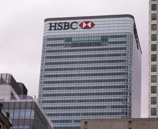 HSBC: Οι τράπεζες βάζουν «φρένο» στη χρηματοδότηση της AI – Ζητούν υψηλότερες αποδόσεις