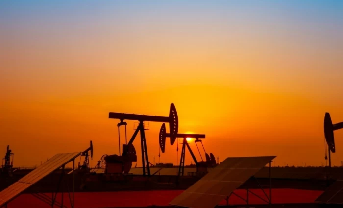 Πετρέλαιο: Δεύτερη εβδομάδα ανόδου με το Brent στα 105 δολάρια – Το Ορμούζ κρατά τις τιμές ψηλά παρά την παρέμβαση του IEA