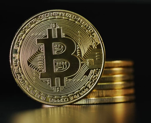 Bitcoin: Σκαρφάλωσε πάνω από 82.000 δολ. με ώθηση από το πετρέλαιο